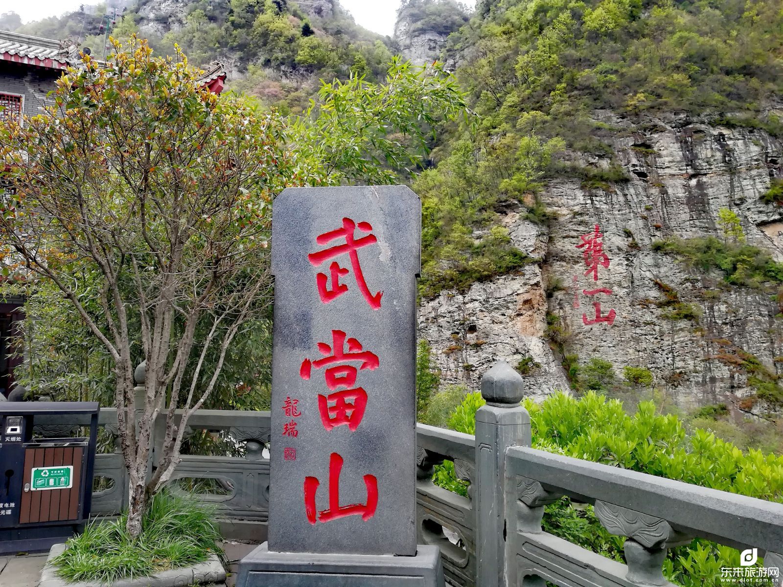 重庆、武隆天生三桥+地缝、蚩尤九黎城、乌江画廊、白马山 、龚滩古镇、轻轨穿楼、解放碑、2飞6日游