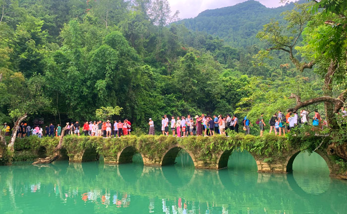 【不同梵享】荔波小七孔、西江千户苗寨、镇远、铜仁古城、梵净山、黄果树瀑布、青岩古镇、高端纯玩6日游